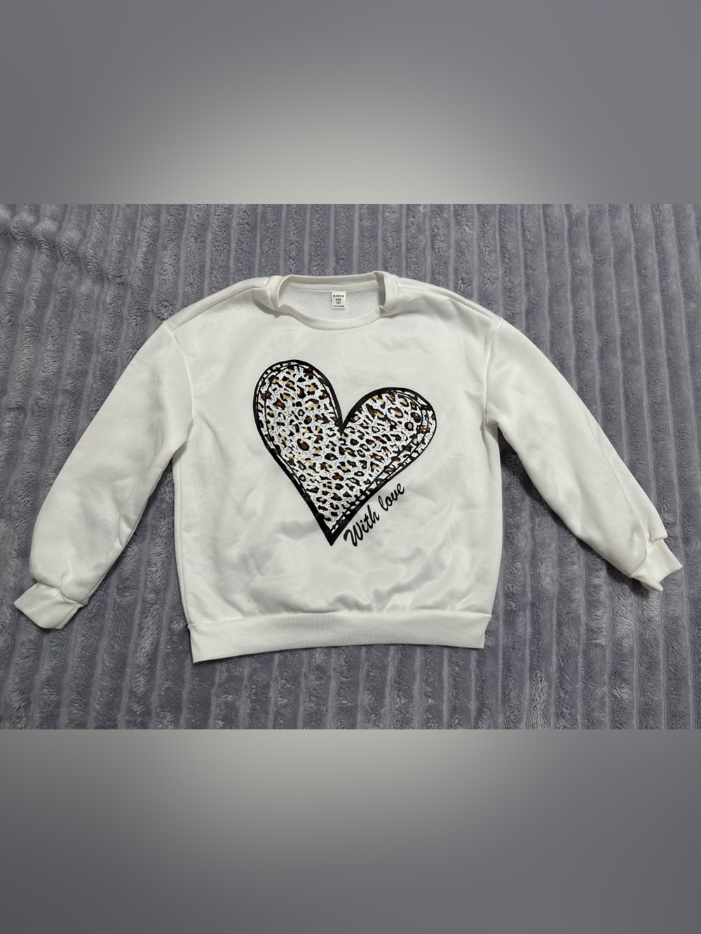 SHEIN White Crewneck Sweatshirt with Leopard Heart